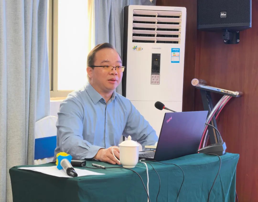 覃康茂為全區資源節約和環(huán)境保護業(yè)務(wù)專(zhuān)題培訓班授課